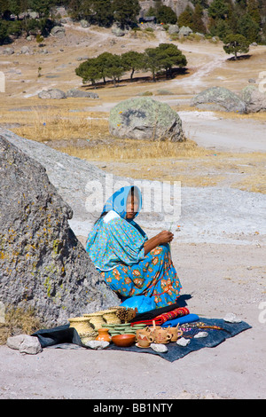 Femme indigène Tarahumara vend des paniers et de l'artisanat dans la vallée des champignons à l'extérieur de la ville de Creel, Mexique Banque D'Images