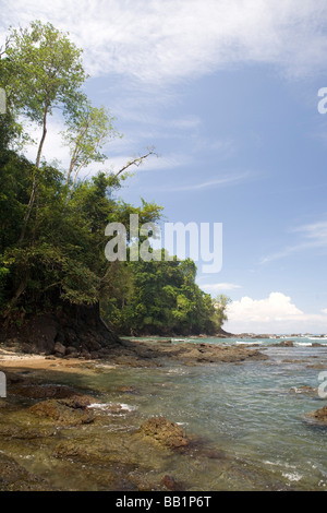 Le littoral de sable fin et de la jungle de la péninsule d'Osa le long du parc national Corcovado au Costa Rica. Banque D'Images