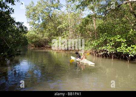 Les kayaks d'une femme avec son chien équestre sur l'avant au Costa Rica Banque D'Images