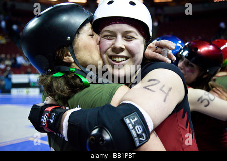 Rat City Rollergirls roller derby, les femmes enlacés après bout Banque D'Images