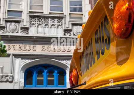 L'école publique et l'autobus scolaire dans la ville de New York Banque D'Images