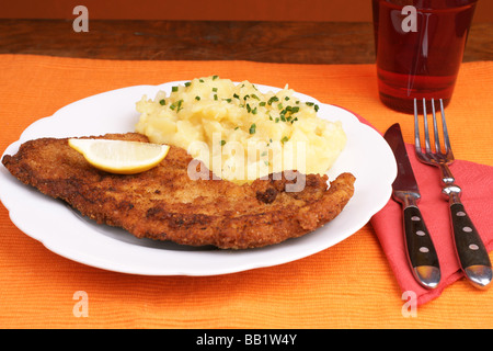 Wiener Schnitzel avec la salade de pommes de terre garni de ciboulette Banque D'Images