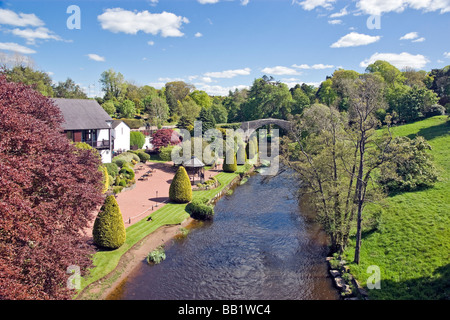 Cité médiévale Brig O'Doon au Burns National Heritage Park à Alloway Ecosse enjambant la rivière Doon en arrière-plan. Banque D'Images