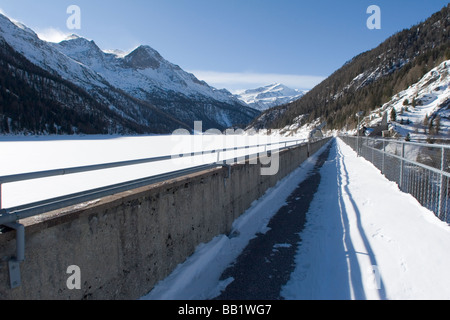 (Gioveretto Zufrittsee lac gelé) avec la neige, Alpes Italiennes Banque D'Images