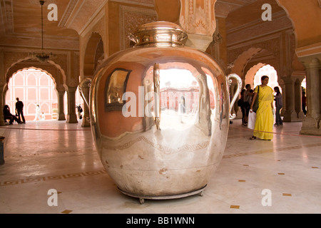 Inde Rajasthan Jaipur Le complexe City Palace un grand récipient de l'eau d'argent Banque D'Images