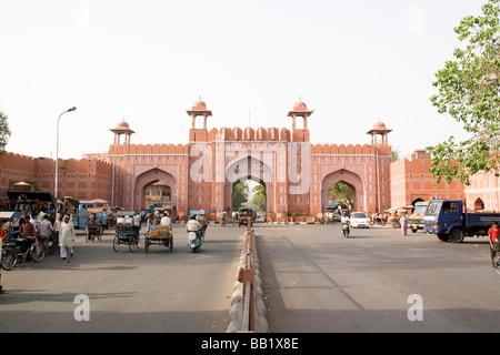 Le centre-ville de Jaipur Rajasthan Inde Chandpole Porte d'entrée à la Ville Rose Banque D'Images