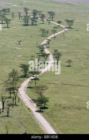 Conduite d'autobus sur une route sinueuse au lac Nakuru, Nakuru, Kenya Banque D'Images