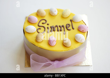 Gâteau de célébration Simnel de Pâques fraîchement cuit maison, gros plan, isolé sur blanc sans personne Banque D'Images