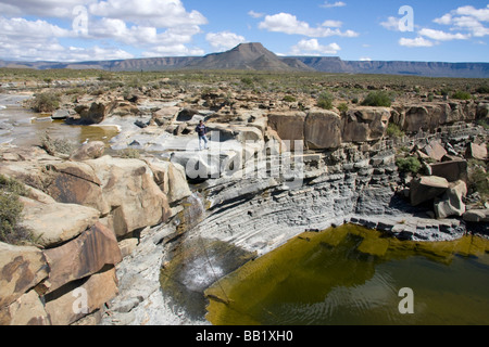 Homme debout à cascade sur Tankwa Karoo Tankwa, rivière, Northern Cape, Afrique du Sud. Banque D'Images