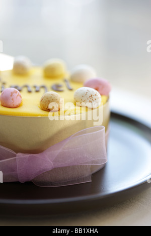 Gâteau de célébration Simnel de Pâques fraîchement cuit maison, gros plan, isolé sur blanc sans personne Banque D'Images