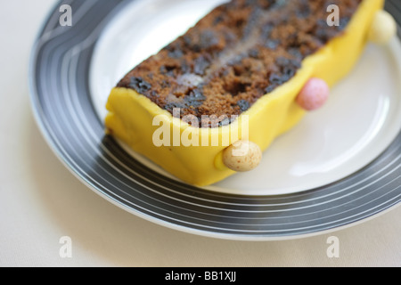 Gâteau de célébration Simnel de Pâques fraîchement cuit maison, gros plan, isolé sur blanc sans personne Banque D'Images