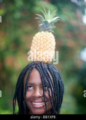 Femme avec un ananas sur sa tête, Pietermaritzburg, province de KwaZulu-Natal, Afrique du Sud Banque D'Images