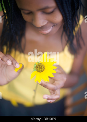 Woman picking le pettles sur une fleur, Pietermaritzburg, province de KwaZulu-Natal, Afrique du Sud Banque D'Images