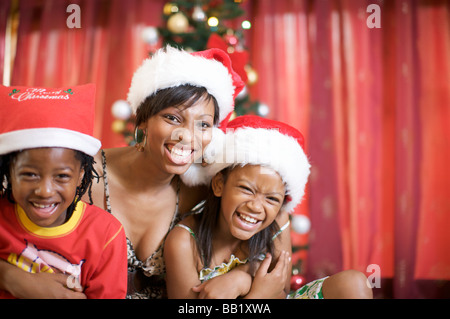 Mère et fils et fille riant à Noël, Pietermaritzburg, province de KwaZulu-Natal, Afrique du Sud Banque D'Images