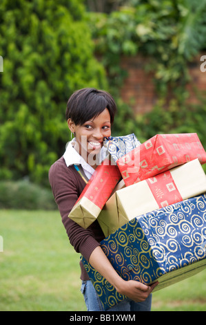 Femme portant des cadeaux de Noël, Pietermaritzburg, province de KwaZulu-Natal, Afrique du Sud Banque D'Images