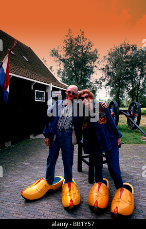 Les touristes retraités en sabots en Hollande Volendam fun Banque D'Images