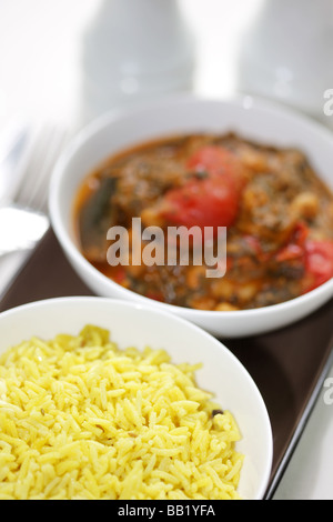 Le style indien frais Poivre rouge de pois chiches aux épinards et Curry de légumes isolé sur un fond blanc avec aucun peuple Banque D'Images