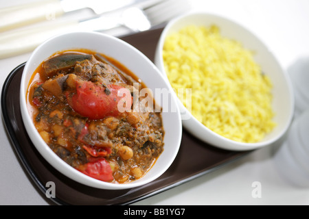 Le style indien frais Poivre rouge de pois chiches aux épinards et Curry de légumes isolé sur un fond blanc avec aucun peuple Banque D'Images