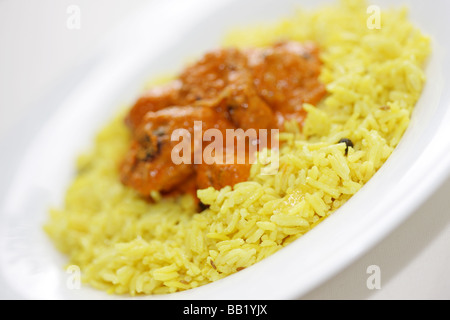 Authentic Style Indien épicé Poulet Tikka Masala avec du jaune du riz pilaf et aucun peuple Banque D'Images