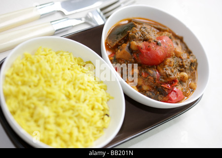 Poivron rouge et de pois chiches au curry d'épinards Banque D'Images