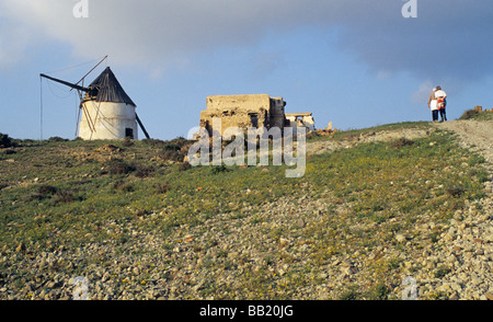 Couple de touristes en randonnée dans la réserve naturelle de Cabo de Gata Nijar Parc Naturel et réserve de biosphère de l'Espagne Banque D'Images