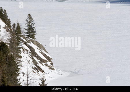 (Gioveretto Zufrittsee lac gelé) avec la neige, Alpes Italiennes Banque D'Images