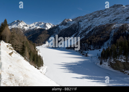 (Gioveretto Zufrittsee lac gelé) avec la neige, Alpes Italiennes Banque D'Images