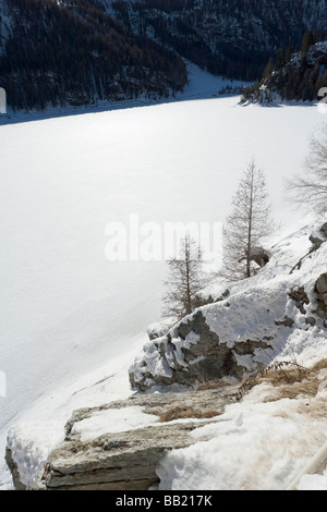 (Gioveretto Zufrittsee lac gelé) avec la neige, Alpes Italiennes Banque D'Images