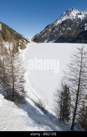 (Gioveretto Zufrittsee lac gelé) avec la neige, Alpes Italiennes Banque D'Images