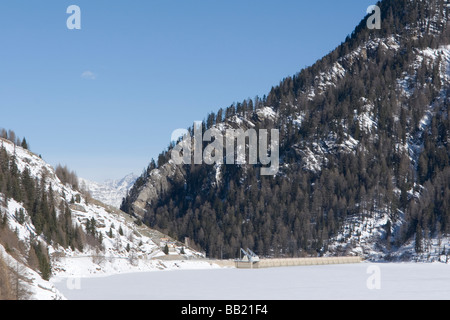 (Gioveretto Zufrittsee lac gelé) avec la neige, Alpes Italiennes Banque D'Images