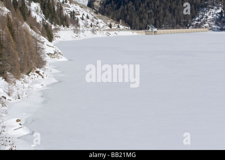 (Gioveretto Zufrittsee lac gelé) avec la neige, Alpes Italiennes Banque D'Images