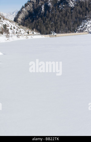 (Gioveretto Zufrittsee lac gelé) avec la neige, Alpes Italiennes Banque D'Images