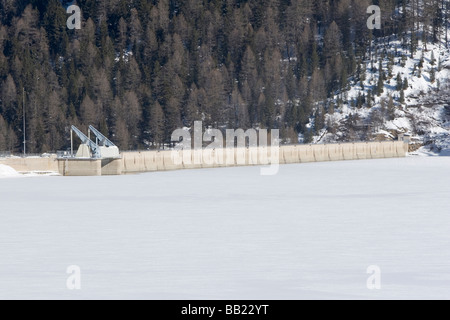 (Gioveretto Zufrittsee lac gelé) avec la neige, Alpes Italiennes Banque D'Images