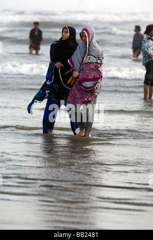 S appréciant les chameaux pakistanais et la mer sur la plage de Clifton Karachi Pakistan Banque D'Images