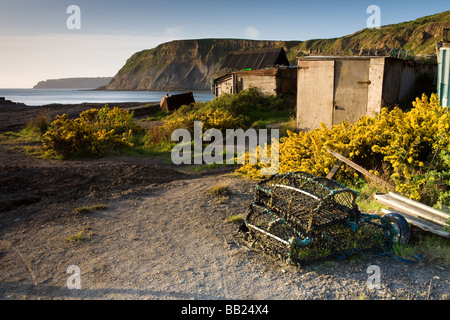 Fishermens bateaux huttes dans un matin tôt l'aube à Mulgrave Port sur le Littoral du patrimoine du Yorkshire dans le Nord de l'Angleterre Banque D'Images