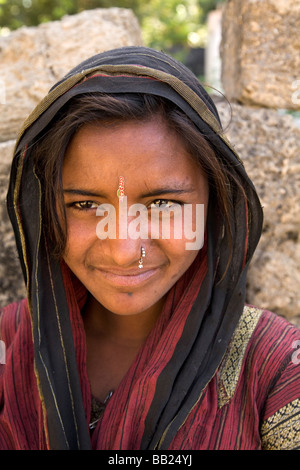Une jeune femme tribal dans l'ancienne colonie portugaise de DIU. La femme porte des bijoux d'or. Banque D'Images