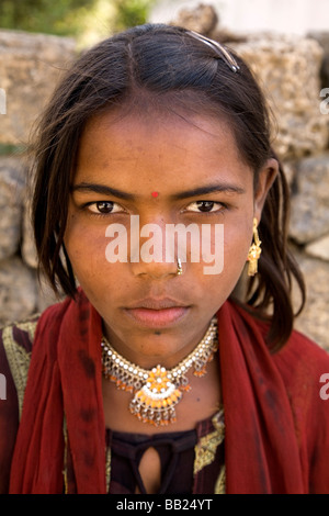 Une jeune femme tribal dans l'ancienne colonie portugaise de DIU. La femme porte des bijoux d'or. Banque D'Images