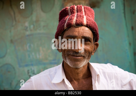 Un homme dans le dans la ville de Sasan gujarati, en Inde. Il porte un chapeau traditionnel régional gujarati. Banque D'Images