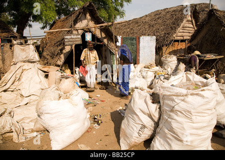 Une femme indienne et l'homme travaillent à un recyclage du papier et des plastiques hut dans la petite ville de Thanjavur au Tamil Nadu, Inde. Banque D'Images