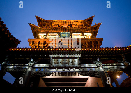 La tour de la ville de Pingyao ancienne ville fortifiée au crépuscule, Province de Shanxi, Chine Banque D'Images