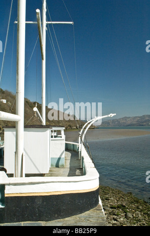Bateau en béton sur le bord de l'estuaire au nord du Pays de Galles Portmeirion Banque D'Images