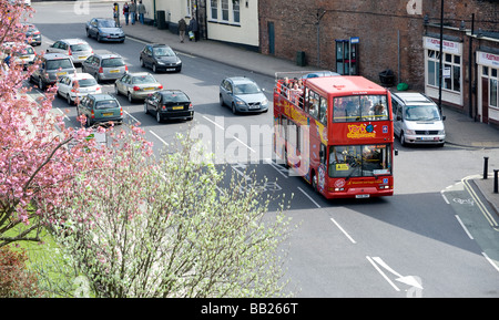 Les touristes sur un open top sightseeing bus à impériale de la conduite dans le centre-ville de New York en Angleterre Banque D'Images