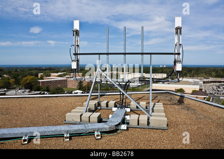 Des antennes cellulaires installées sur le toit