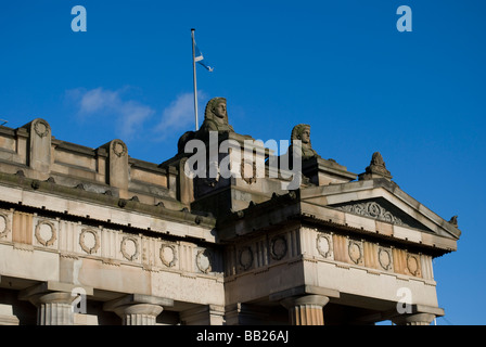 Détails en pierre sculptée sur une partie de la Royal Scottish Academy (art gallery), Edimbourg, Ecosse. Banque D'Images