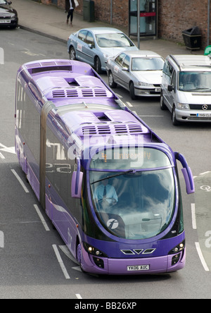 Première ftr bendy conduite d'autobus à travers le centre-ville de York en Angleterre Banque D'Images