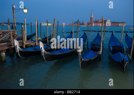 Venise, Italie. Gondoles attaché au crépuscule. Banque D'Images