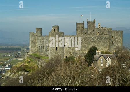 Harlech Castle dans le Nord du Pays de Galles lors d'une journée ensoleillée avec ciel bleu Banque D'Images