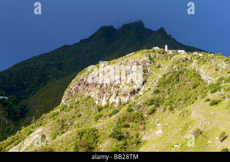 Saba l'église de Hell s Gate sur une jante et le Mont Scenery derrière Banque D'Images