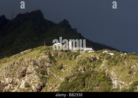 Saba l'église de Hell s Gate sur une jante et le Mont Scenery derrière Banque D'Images