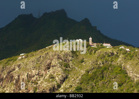 Saba l'église de Hell s Gate sur une jante et le Mont Scenery derrière Banque D'Images